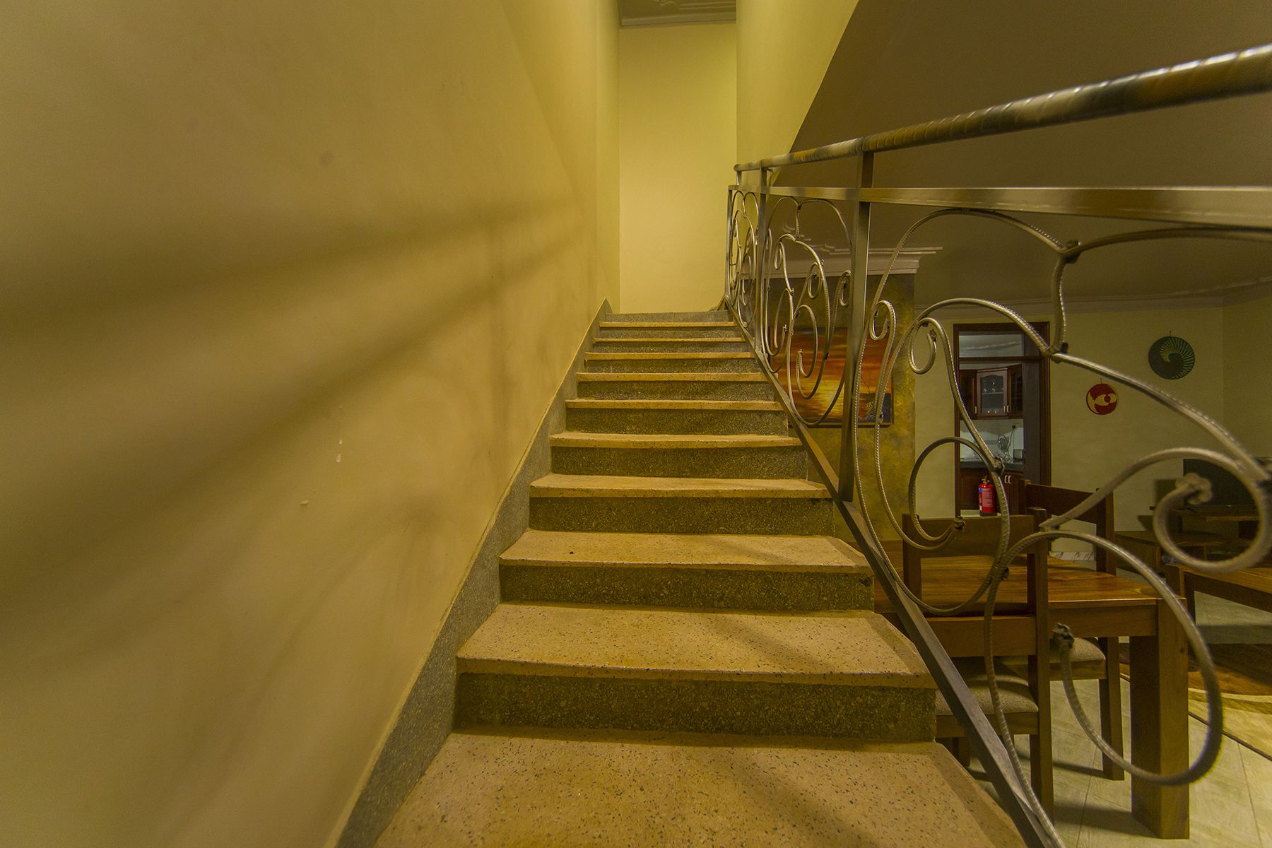 Una escalera con barandillas de metal y un extintor en la plataforma.