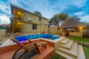 Outdoor pool, pool loungers - Victoria Breeze Hotel Apartment (Iganga)