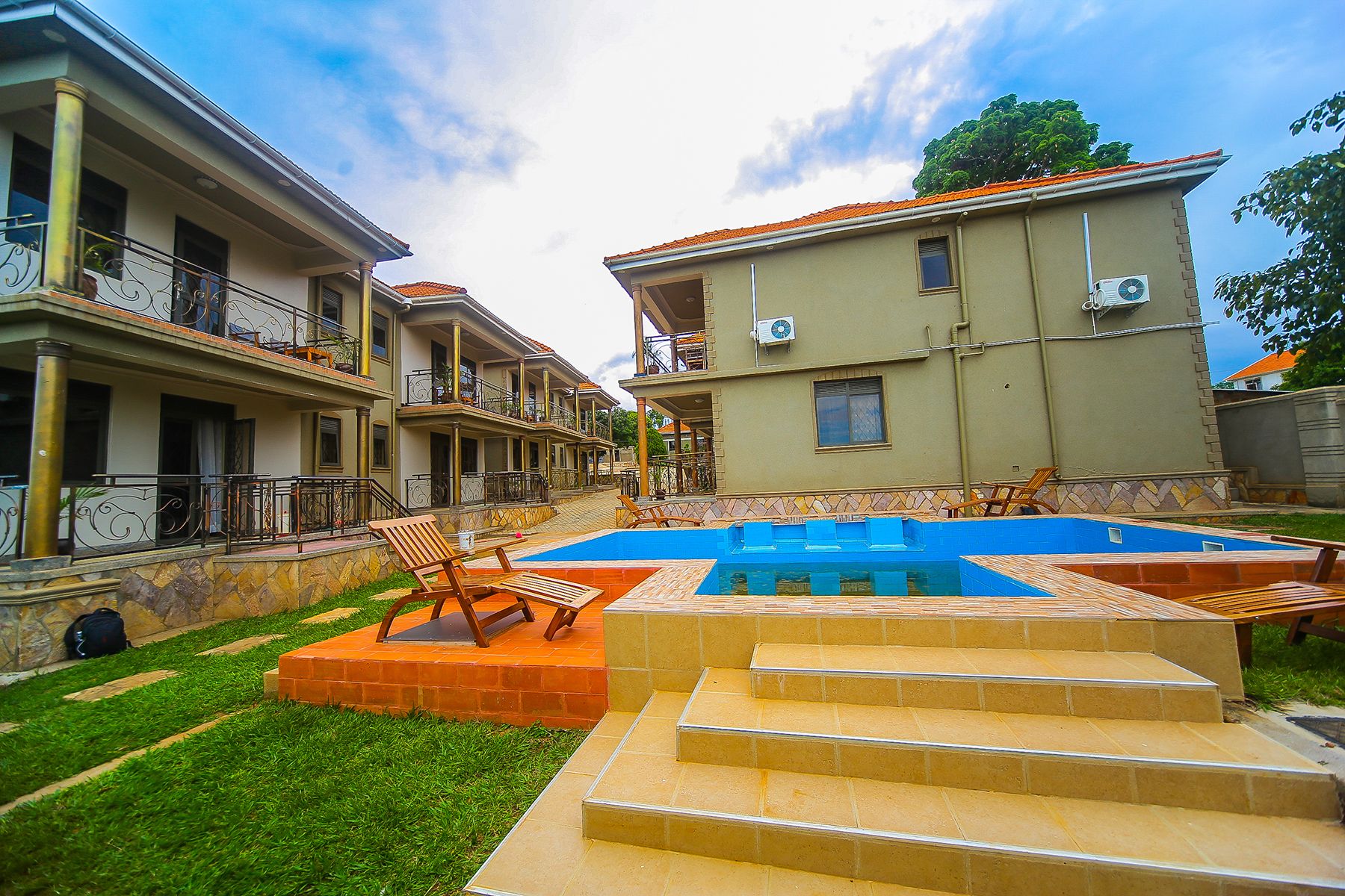 Piscina externa, espreguiçadeiras