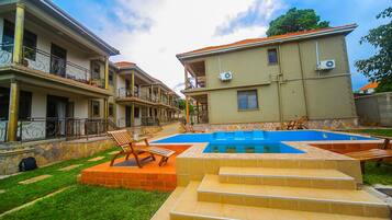 Außenpool, Liegestühle