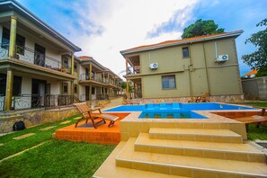 Outdoor pool, pool loungers - Victoria Breeze Hotel Apartment (Iganga)