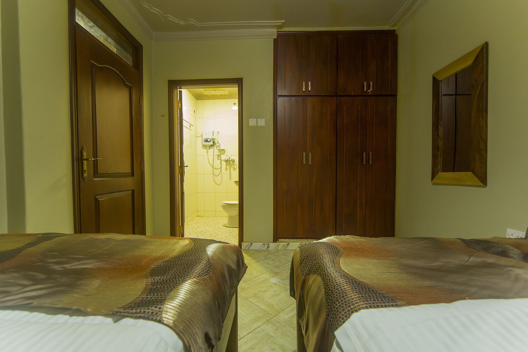 1 bedroom, individually decorated, individually furnished, desk