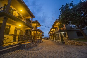 숙박 시설 정면 - 저녁/밤