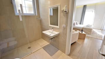 Gratis toiletartikelen, een haardroger, badjassen, pantoffels