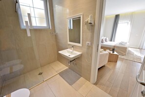 Articles de toilette (gratuits), séchoir à cheveux, peignoirs