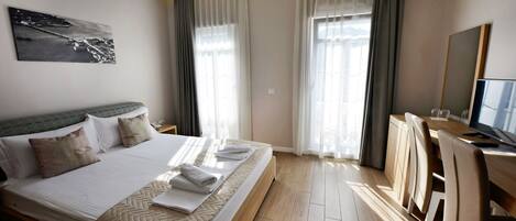 Tweepersoonskamer | Luxe beddengoed, een minibar, een kluis op de kamer, een bureau