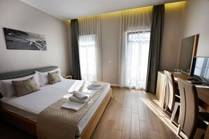 A hotel room with a bed, a desk, and a TV. - Alis Hotel (Shkodër)