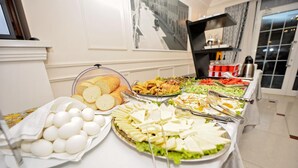 En buffet med forskellige spiser, herunder æg, ost og salater.