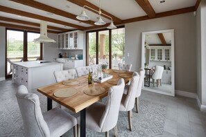 Executive Villa, 4 Bedrooms, Garden View | In-room dining - Siedlisko 518 Wzgorza Dylewskie (Ostróda)