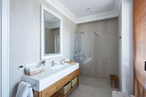 Executive-Villa, 4 Schlafzimmer, Gartenblick | Badezimmer | Kostenlose Toilettenartikel, Haartrockner, Bademäntel, Hausschuhe