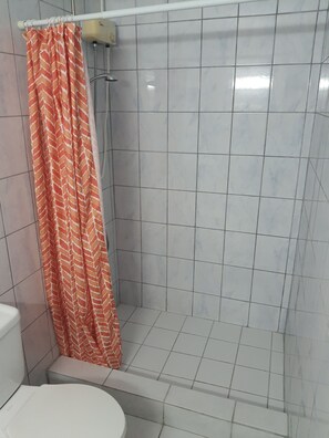 Regadera, toallas, jabón, shampoo 