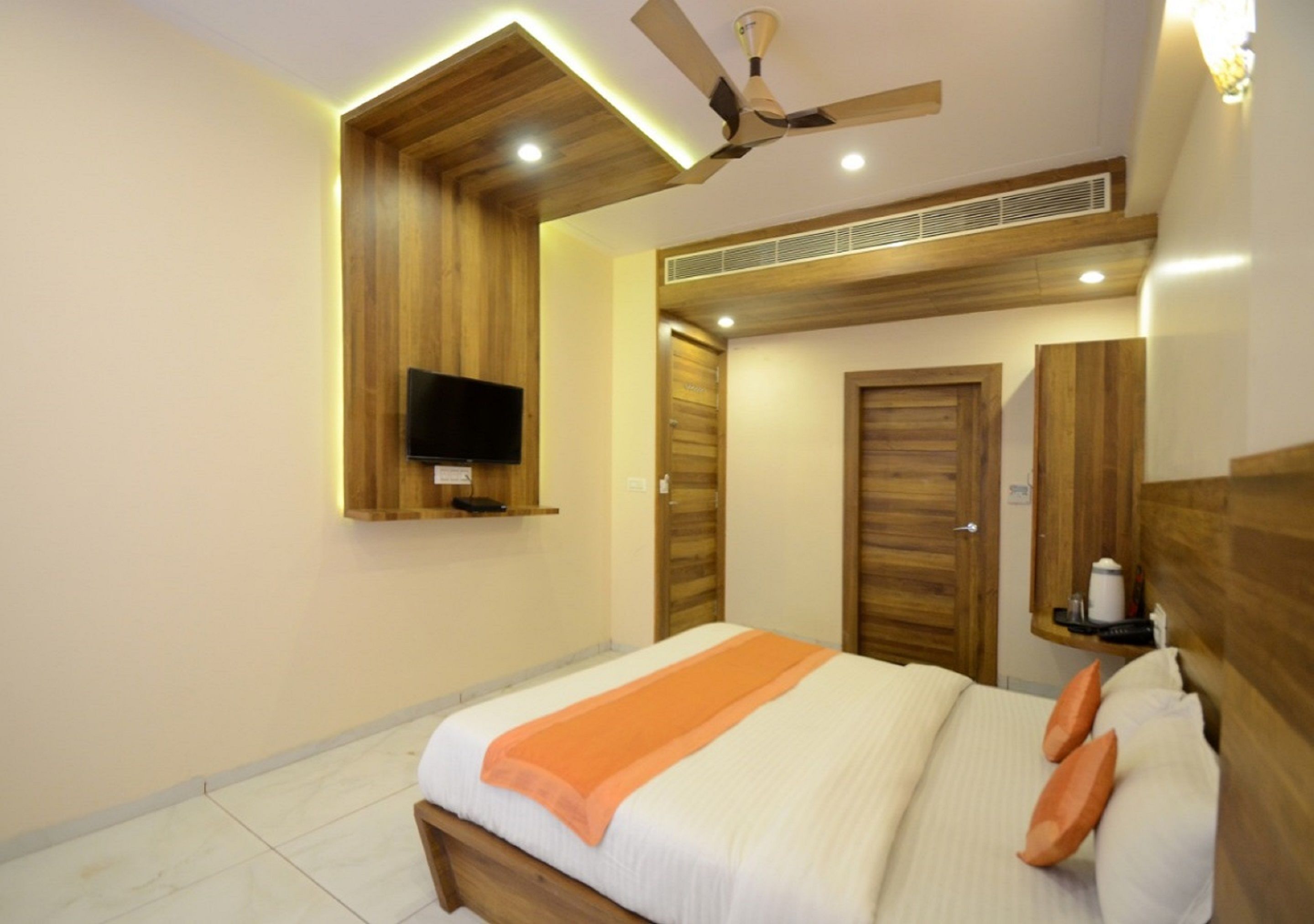 In-room safe, soundproofing, free WiFi, bed sheets