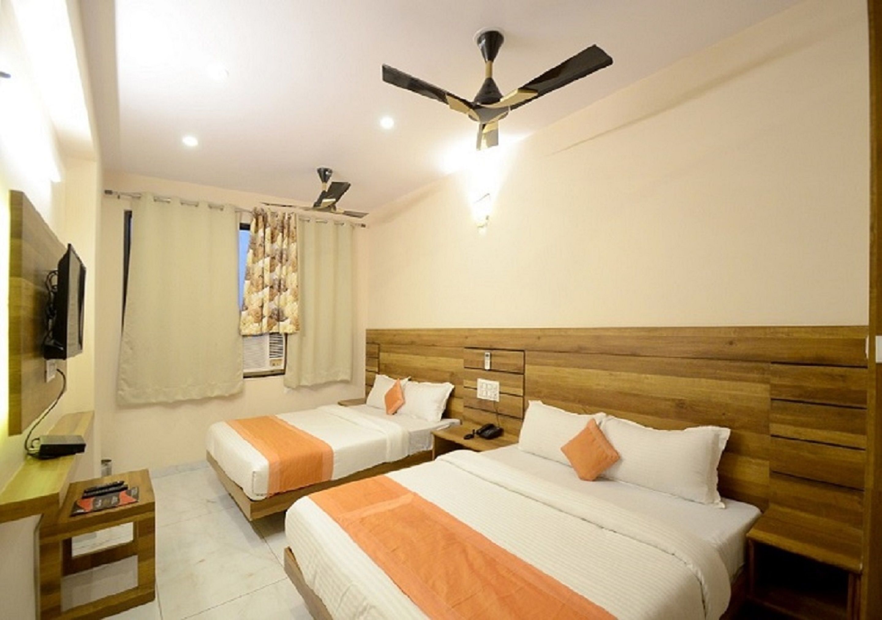 In-room safe, soundproofing, free WiFi, bed sheets