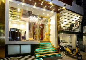Fachada da propriedade à noite