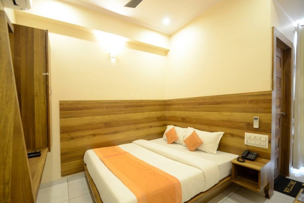 Deluxe AC Room. | In-room safe, soundproofing, WiFi (free), bed sheets