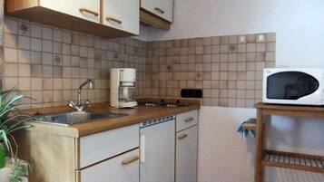 Apartment | Private kitchenette | Fridge, microwave, stovetop, cookware/dishes/utensils