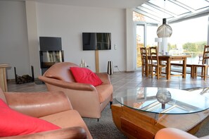 Classic Bungalow, 2 Bedrooms, Terrace, Lake View | Living area | Flat-screen TV - Villa Weißensee (Potsdam)