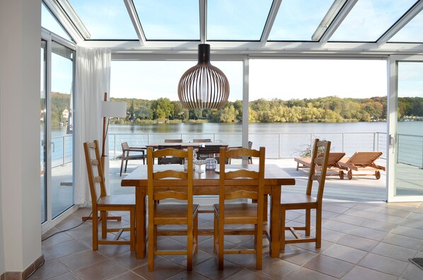 Bungalow Classic - 2 sovrum - terrass - sjöutsikt | Vardagsrum | Platt-tv