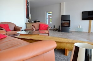 Classic Bungalow, 2 Bedrooms, Terrace, Lake View | Living area | Flat-screen TV - Villa Weißensee (Potsdam)