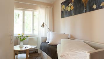 Traditional-Bungalow, 2 Schlafzimmer, Terrasse, Gartenblick | 2 Schlafzimmer, Schreibtisch, Verdunkelungsvorhänge, kostenloses WLAN