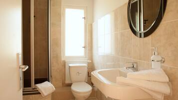 Traditional Bungalow, 2 Bedrooms, Terrace, Garden View | Bathroom | Towels