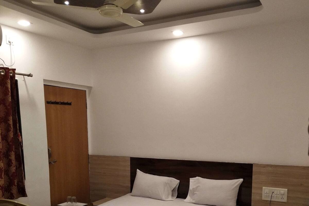 Desk, iron/ironing board, free WiFi
