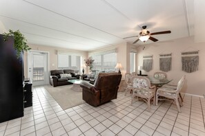 テレビ、DVD プレーヤー