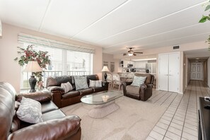 テレビ、DVD プレーヤー