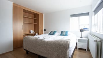 Chambre Double ou avec lits jumeaux, salle de bains commune, vue océan | Bureau, rideaux occultants, Wi-Fi gratuit, draps fournis