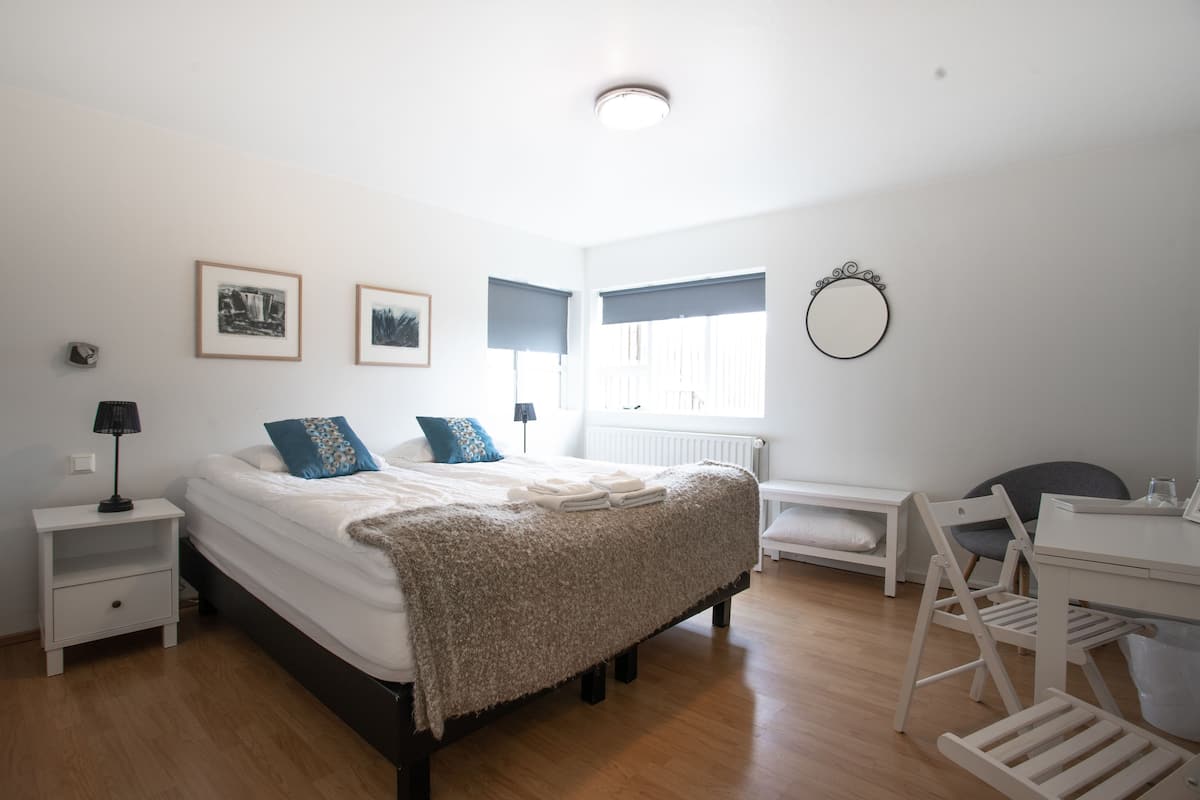 Escritorio, cortinas blackout, wifi gratis y ropa de cama