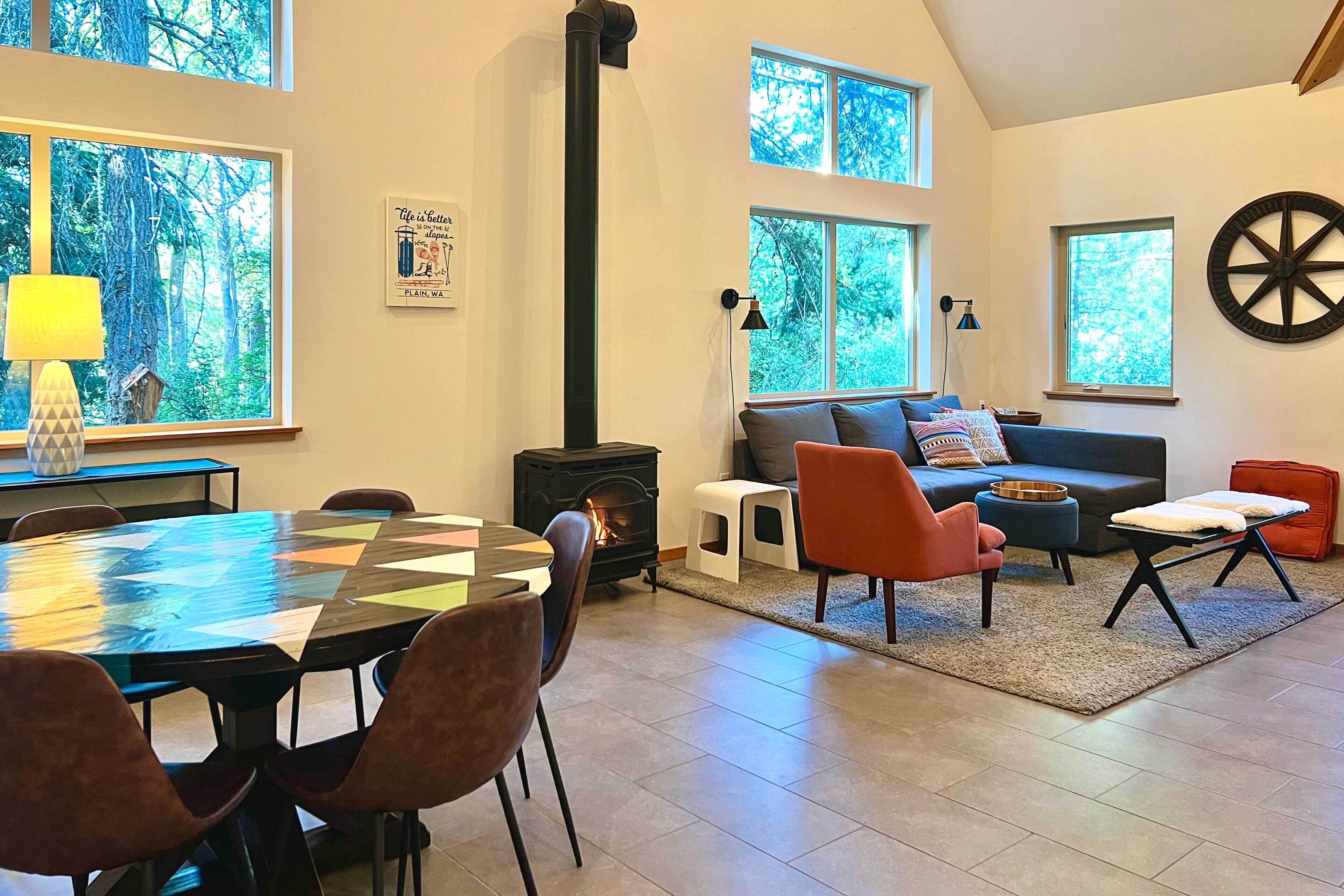 Modern Leavenworth Cabin w/ Hot Tub, Games & More!