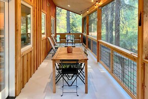 Outdoor dining - Modern Beaver Valley Cabin w/ Hot Tub & Games! (Leavenworth)