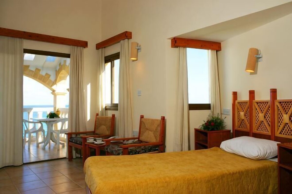Minibar, masa, çarşaf takımı 