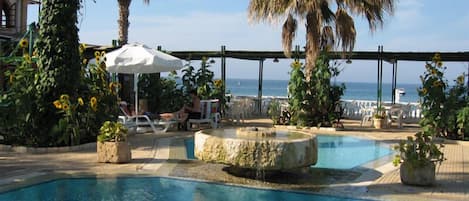 Sezonluk açık havuz, şezlonglar