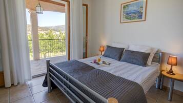 3 slaapkamers, een strijkplank/strijkijzer, wifi