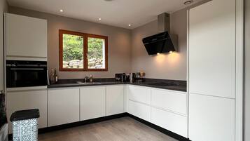 Een koelkast, een microgolfoven, een oven, een kookplaat