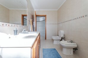 Combined shower/bathtub, hair dryer, towels - Casa da Fajã - located in a quiet residential area, 2km from the center (Fajã de Baixo)
