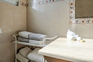 Spa - Casa da Fajã - located in a quiet residential area, 2km from the center (Fajã de Baixo)