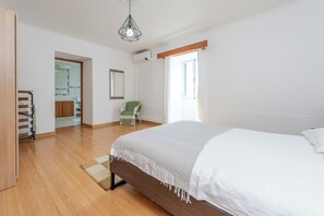 3 bedrooms, iron/ironing board, Internet, bed sheets