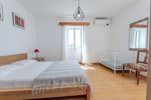 3 makuuhuonetta, silitysrauta/-lauta, internet, vuodevaatteet