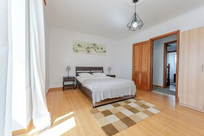 3 dormitorios, tabla de planchar con plancha, Internet y ropa de cama