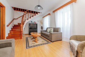 TV - Recent villa, located in a quiet residential area, 2km from the center (Fajã de Baixo)