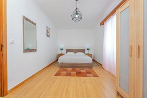 3 bedrooms, iron/ironing board, internet, bed sheets