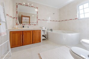 Combined shower/tub, hair dryer, towels
