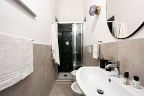 Shower, hair dryer, bidet, towels - La Casa di Greta, apartment in the heart of Florence (Firenze)