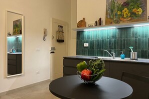Kühlschrank, Herdplatte, Toaster, Kochgeschirr/Geschirr/Besteck