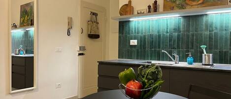 ثلاجة، موقد طهي مسطح، محمصة خبز، مستلزمات طهي/أطباق/أوعية