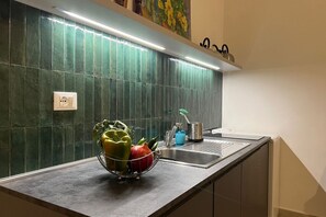 Fridge, stovetop, toaster, cookware/dishes/utensils - La Casa di Greta, apartment in the heart of Florence (Firenze)