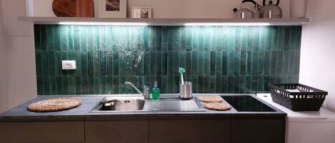 ثلاجة، موقد طهي مسطح، مستلزمات طهي/أطباق/أوعية