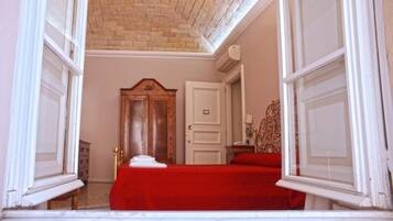 Habitación doble | 1 dormitorio, minibar, caja fuerte y escritorio